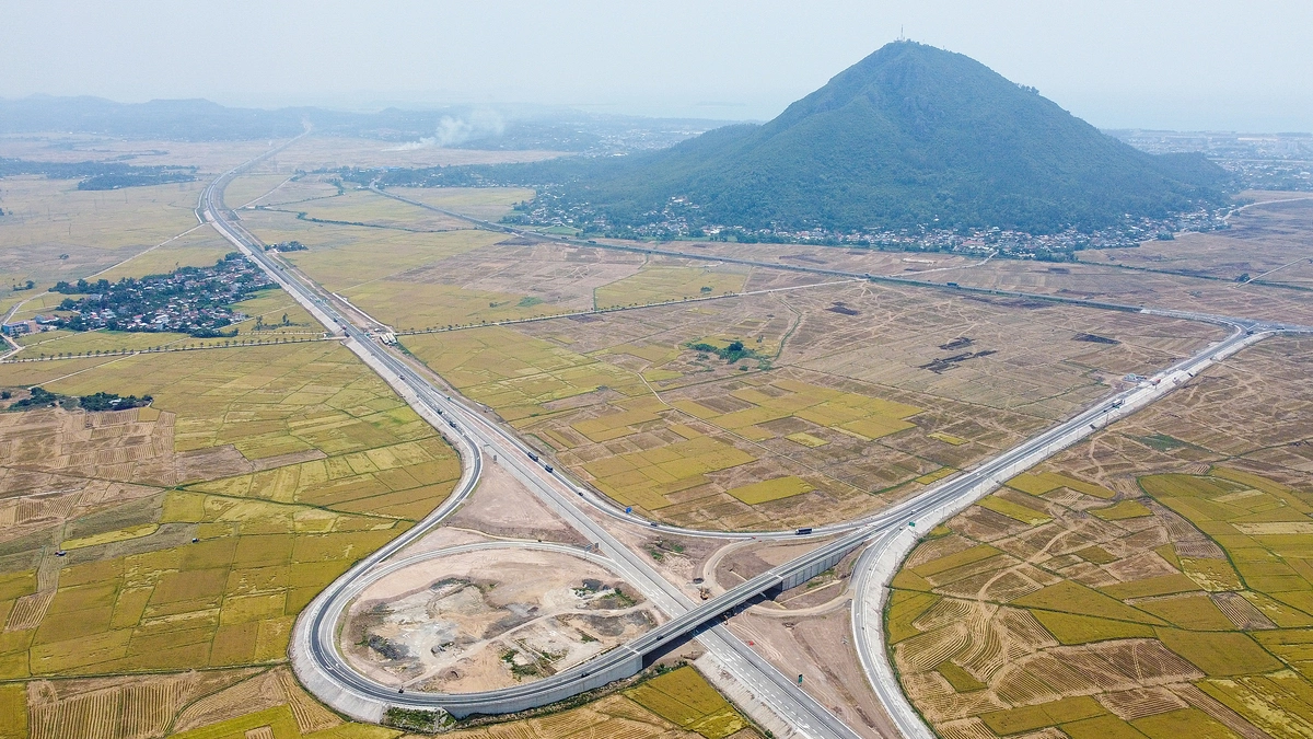 Ảnh bài viết: Diện mạo cao tốc Chí Thạnh - Vân Phong trước ngày thông xe toàn tuyến
