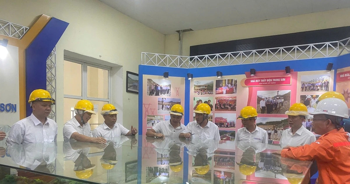 Ảnh bài viết: Toshiba Hydro Power (Hangzhou) and VNAS survey key equipment at Zhongshan Hydropower Plant.